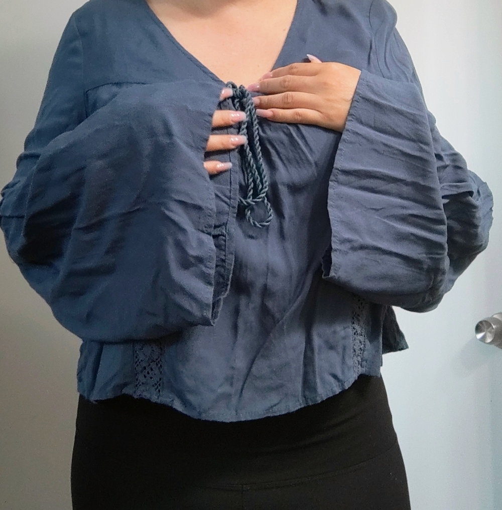 Kental & KYLIE BELL SLEEVE TOP